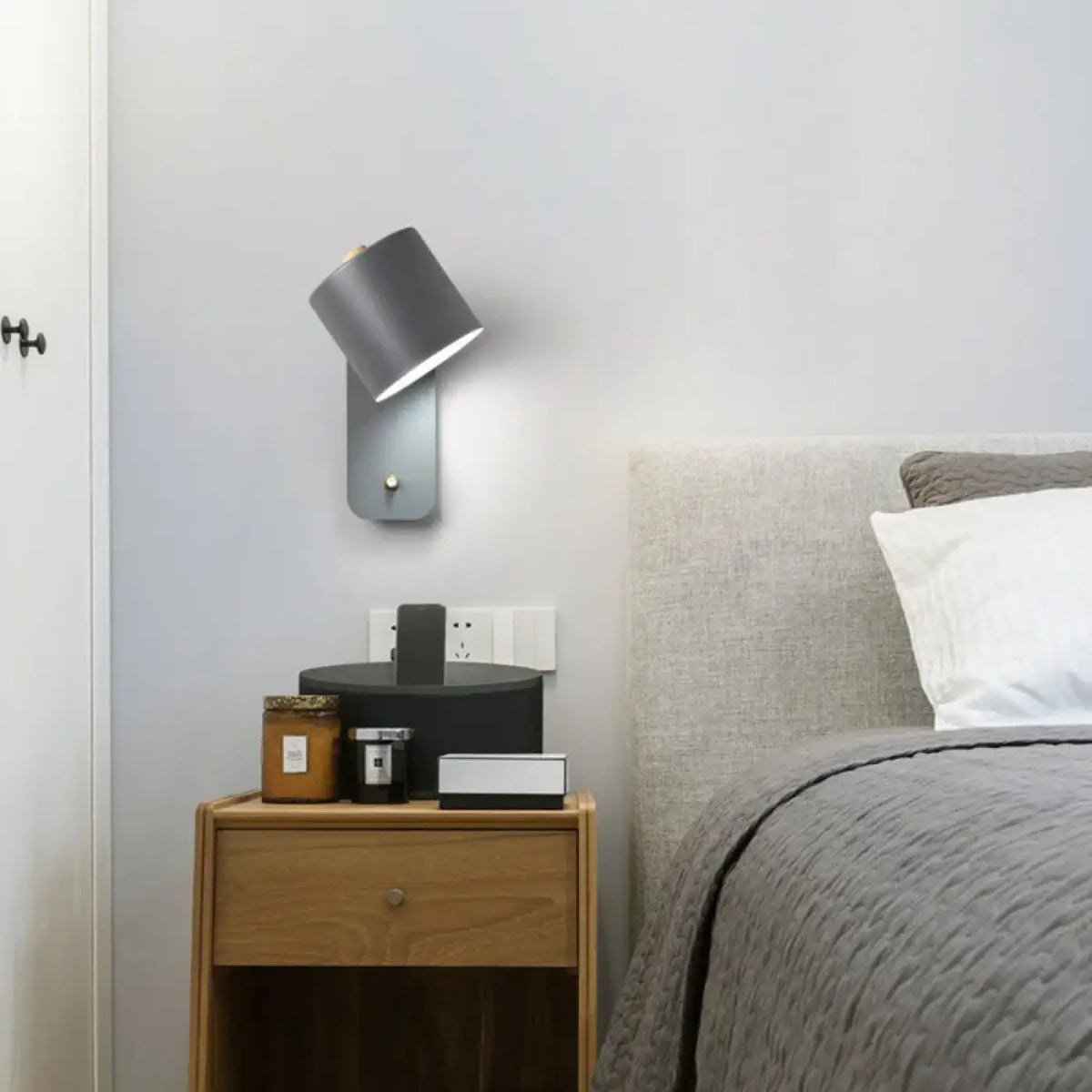 Applique murale en métal mat, abat-jour cylindrique orientable