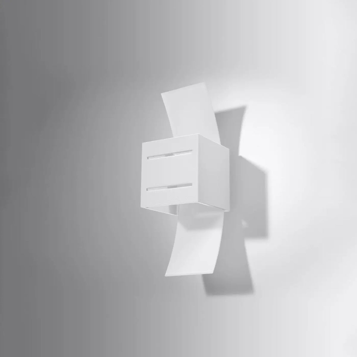 Applique murale cube en aluminium sur plaque de verre dépoli cintrée, blanc