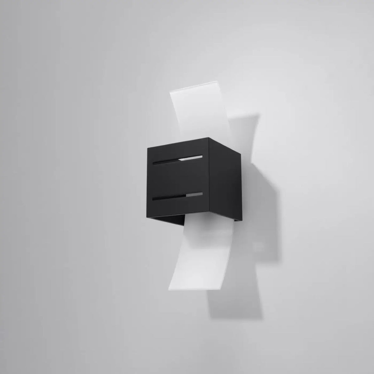 Applique murale cube en aluminium sur plaque de verre dépoli cintrée, noir