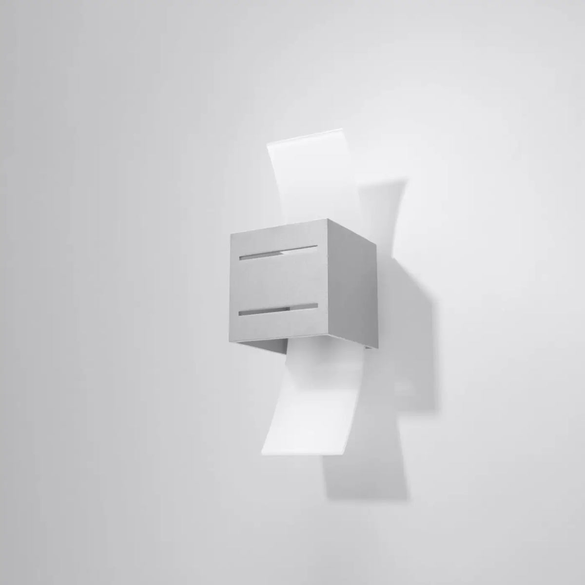 Applique murale cube en aluminium sur plaque de verre dépoli cintrée, gris