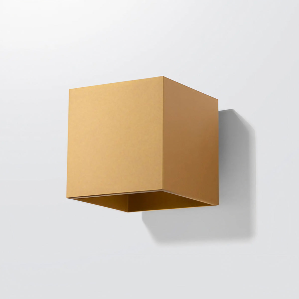 Applique murale cube dorée, lumière vers le haut et le bas