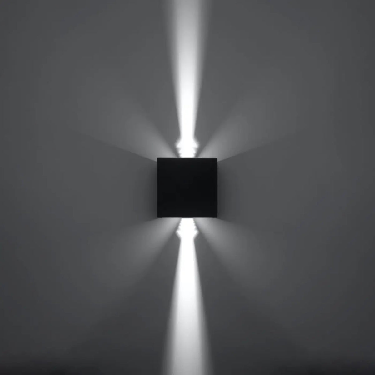 Applique murale LED cube noire IP54, 7 W blanc chaud