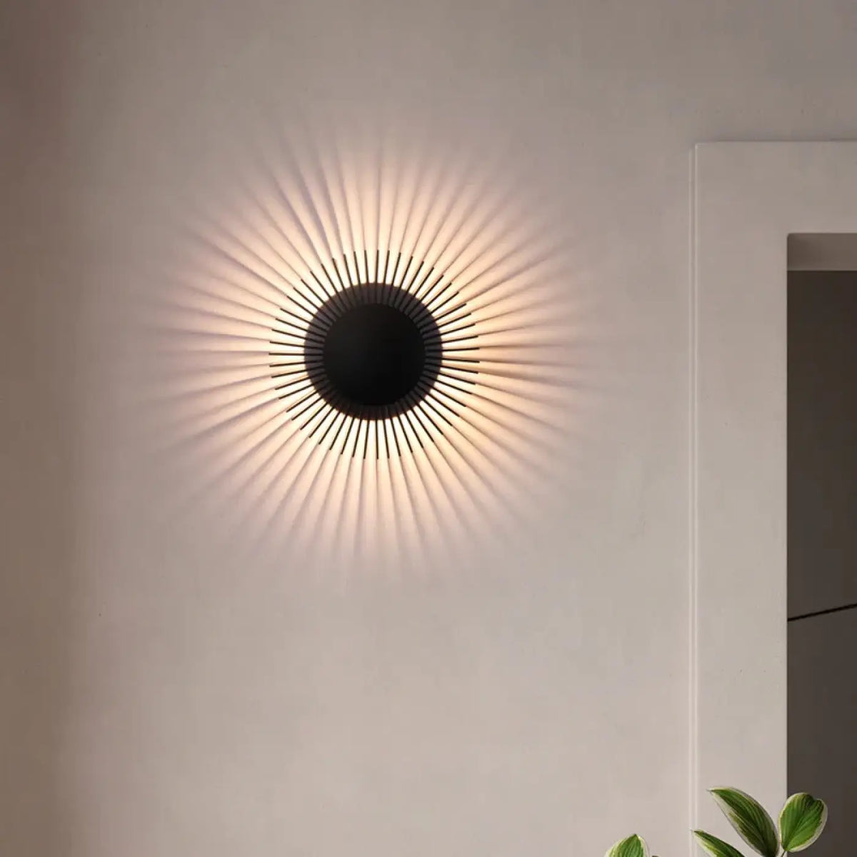 Applique murale à ailettes et halo lumineux, trois coloris
