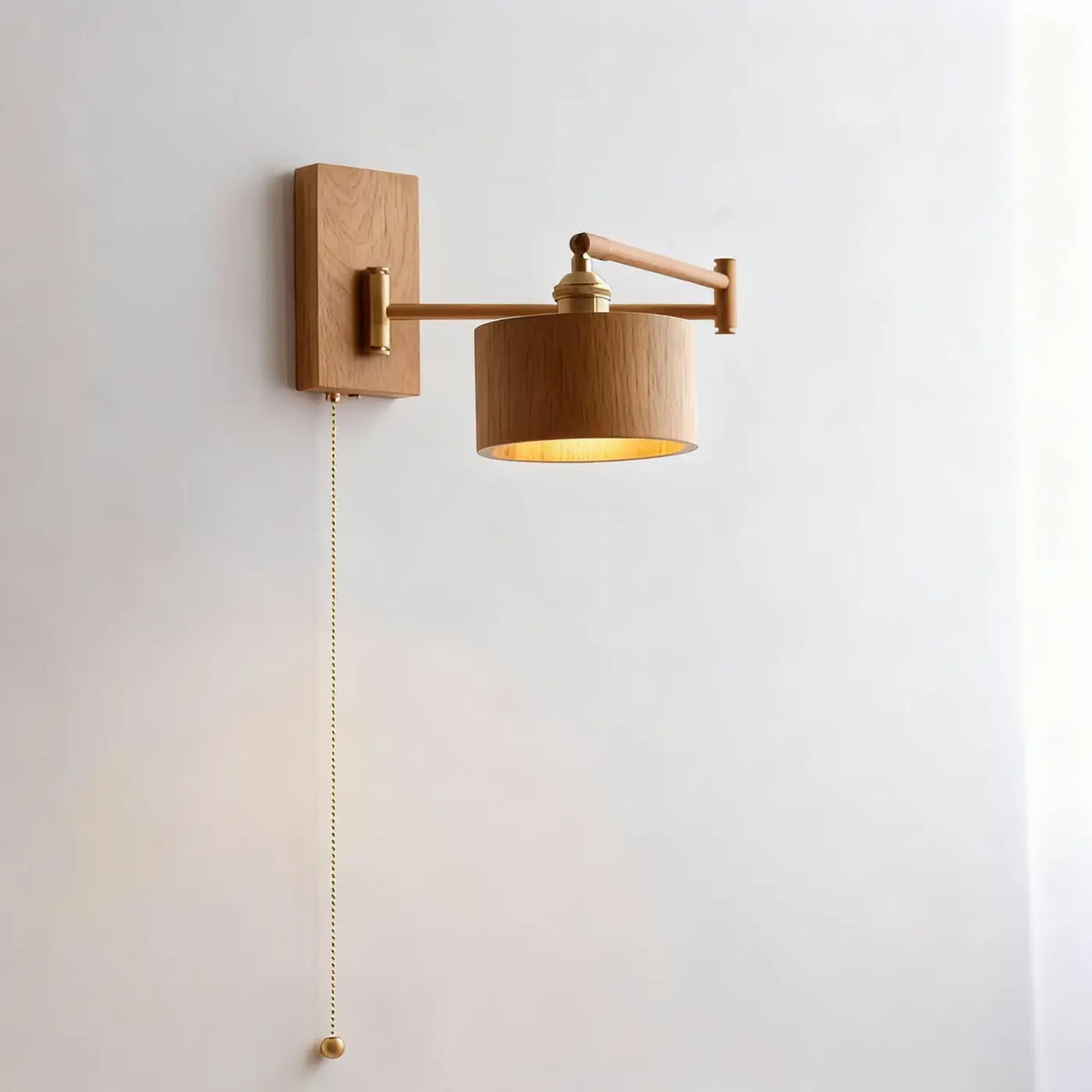 Applique murale bois et laiton à bras orientable, beige