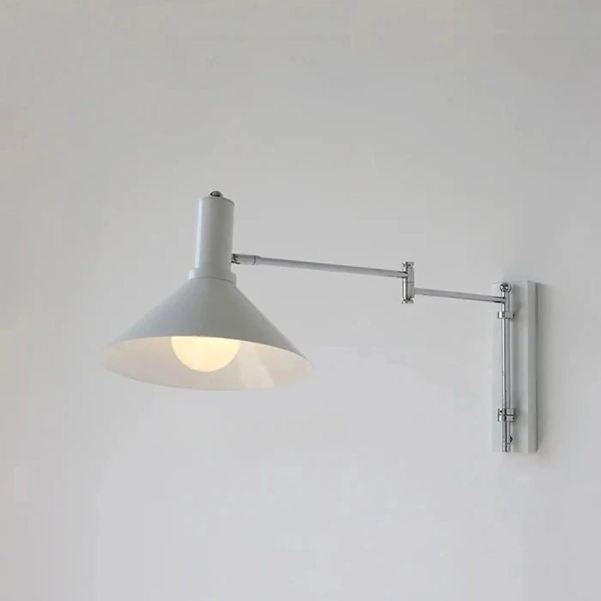Applique à bras articulé et abat-jour conique, avec ou sans prise, blanc