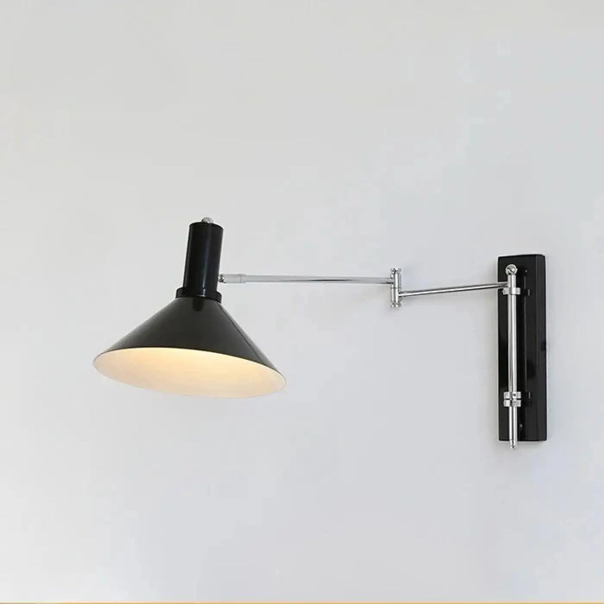 Applique à bras articulé et abat-jour conique, avec ou sans prise, noir