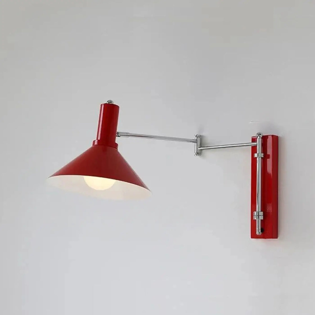 Applique à bras articulé et abat-jour conique, avec ou sans prise, rouge