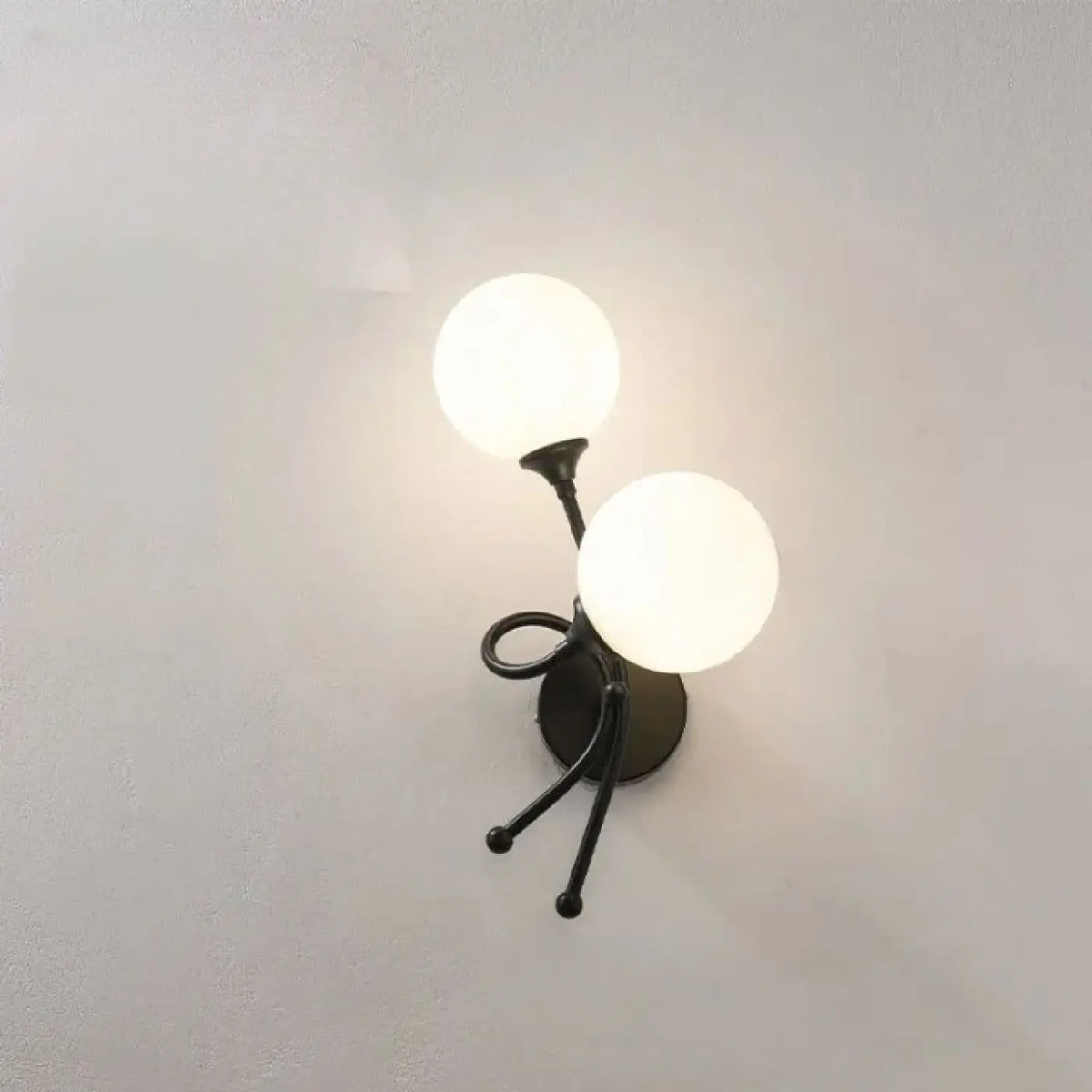 Applique murale deux globes en verre opalin, version droite ou gauche, noir