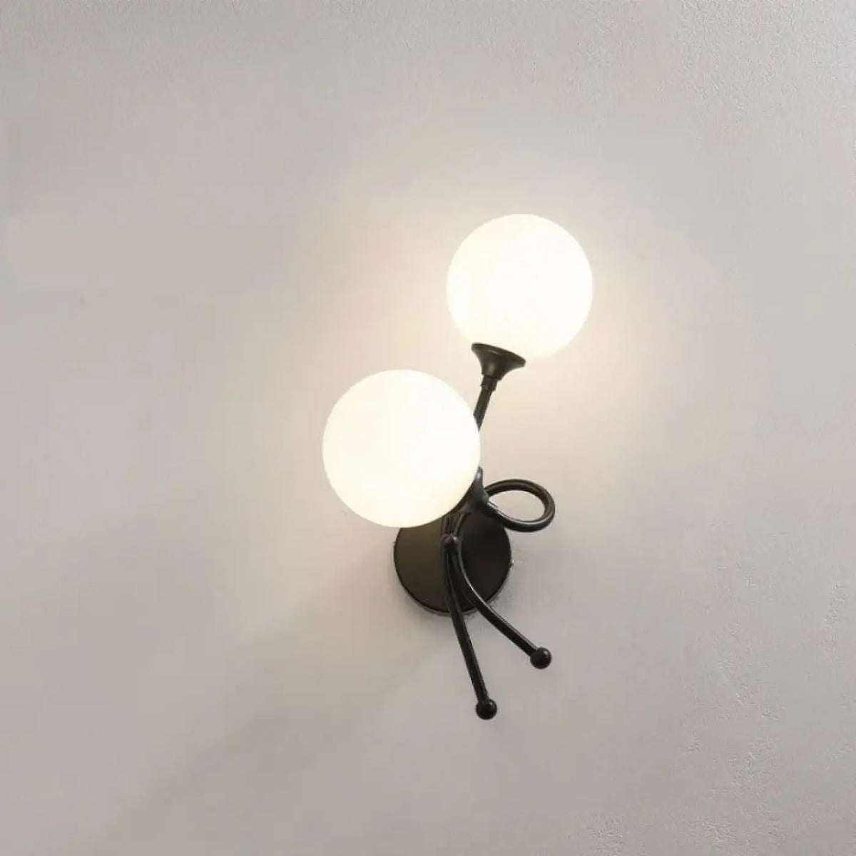Applique murale deux globes en verre opalin, version droite ou gauche, noir