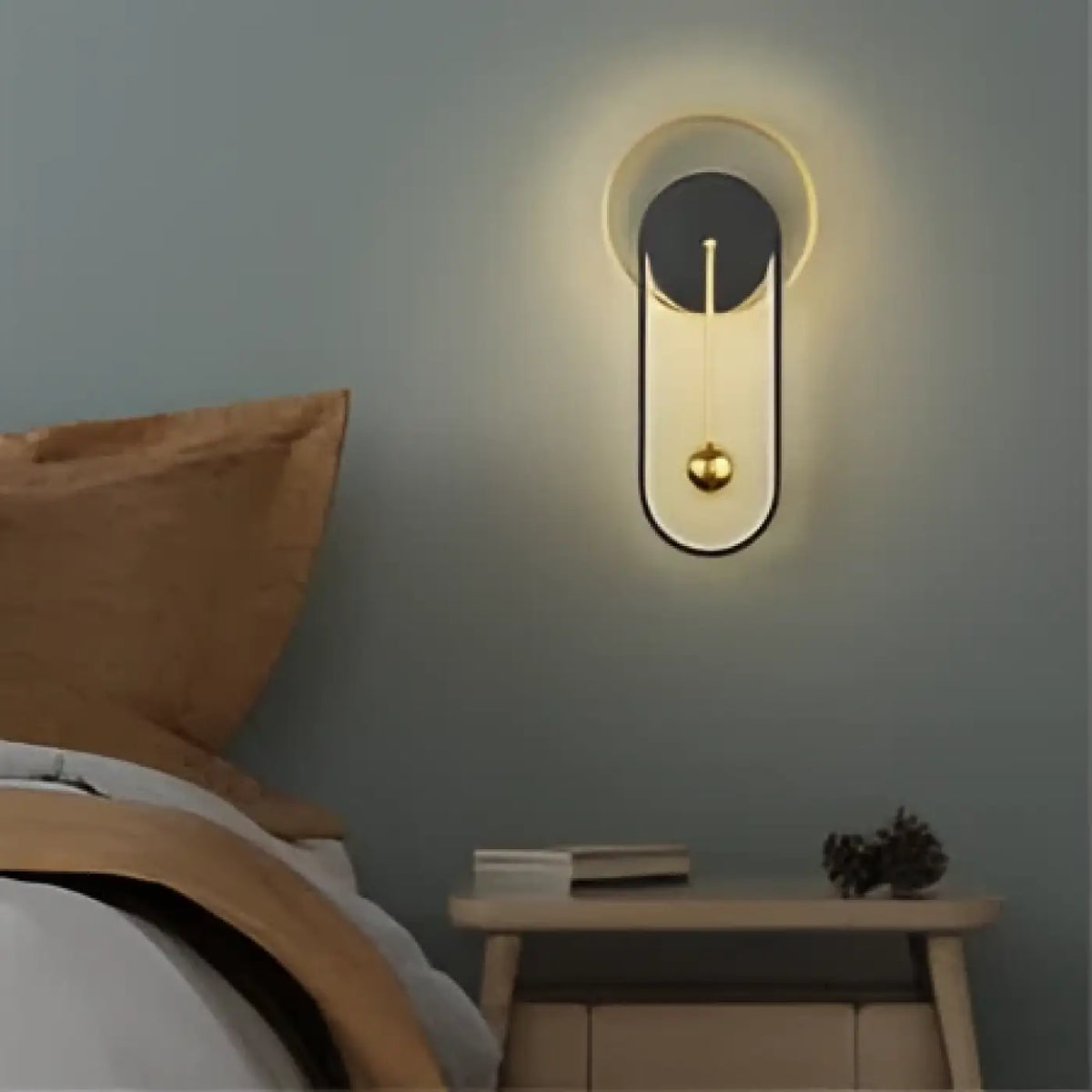 Applique murale à halo lumineux et sphère suspendue
