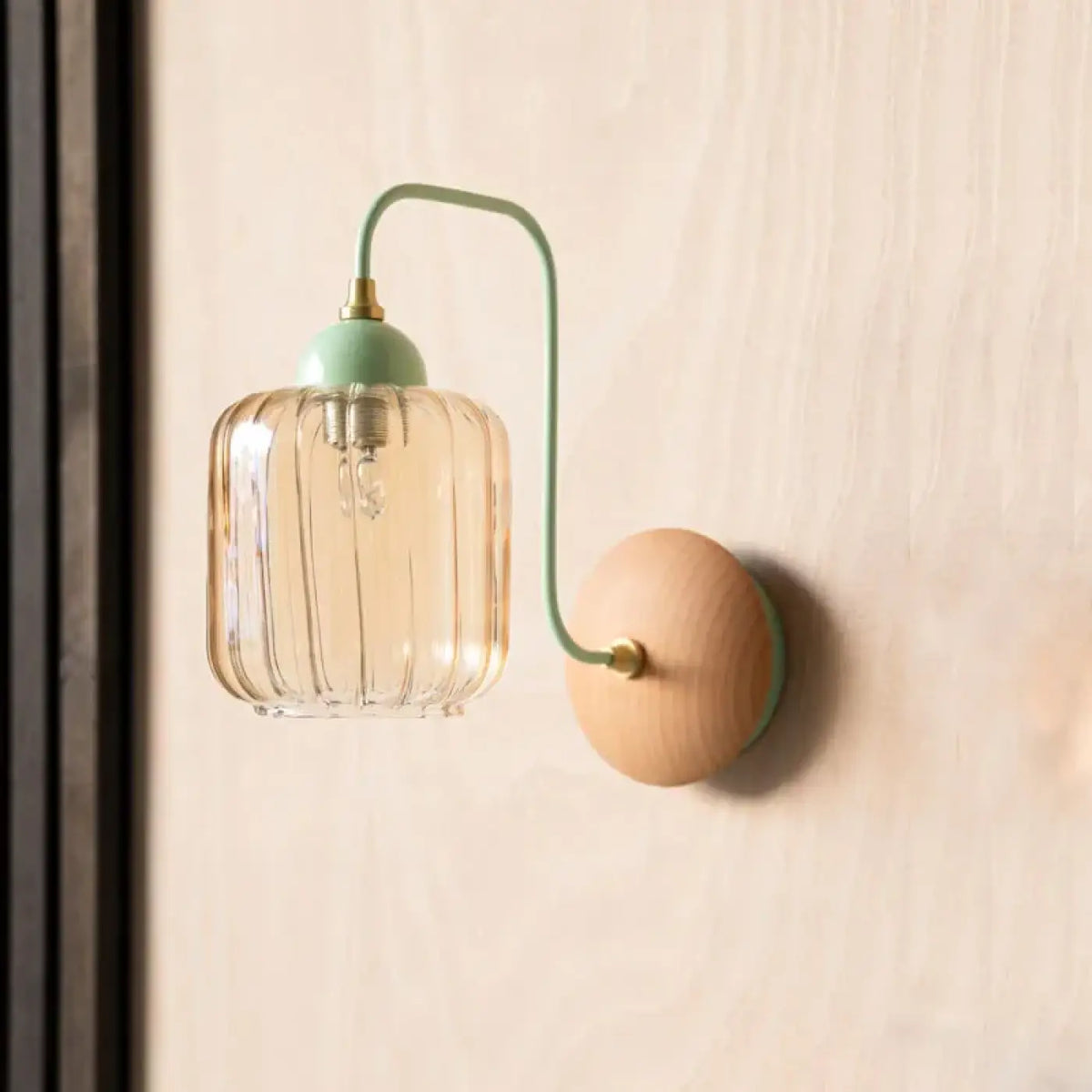 Applique murale en verre sur support bois, vert ou rouge