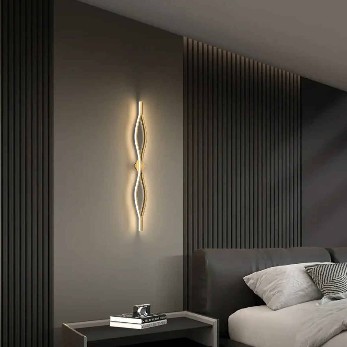 Applique murale verticale aux lignes fluides, sept tailles