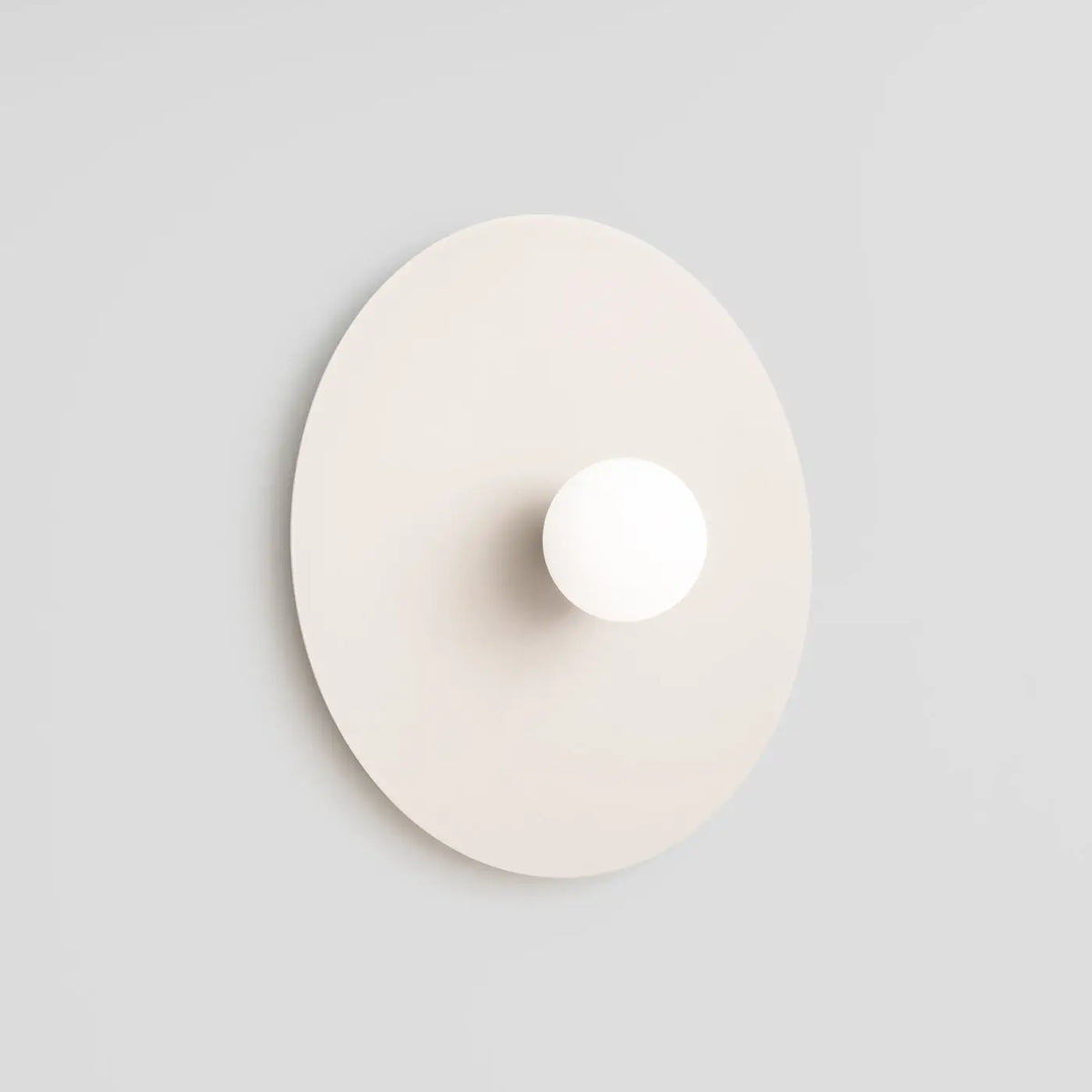 Applique murale grand disque en acier et globe opale, 50 cm