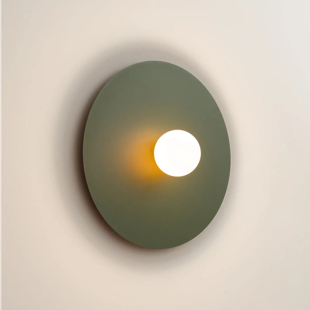 Applique murale grand disque en acier et globe opale, 50 cm