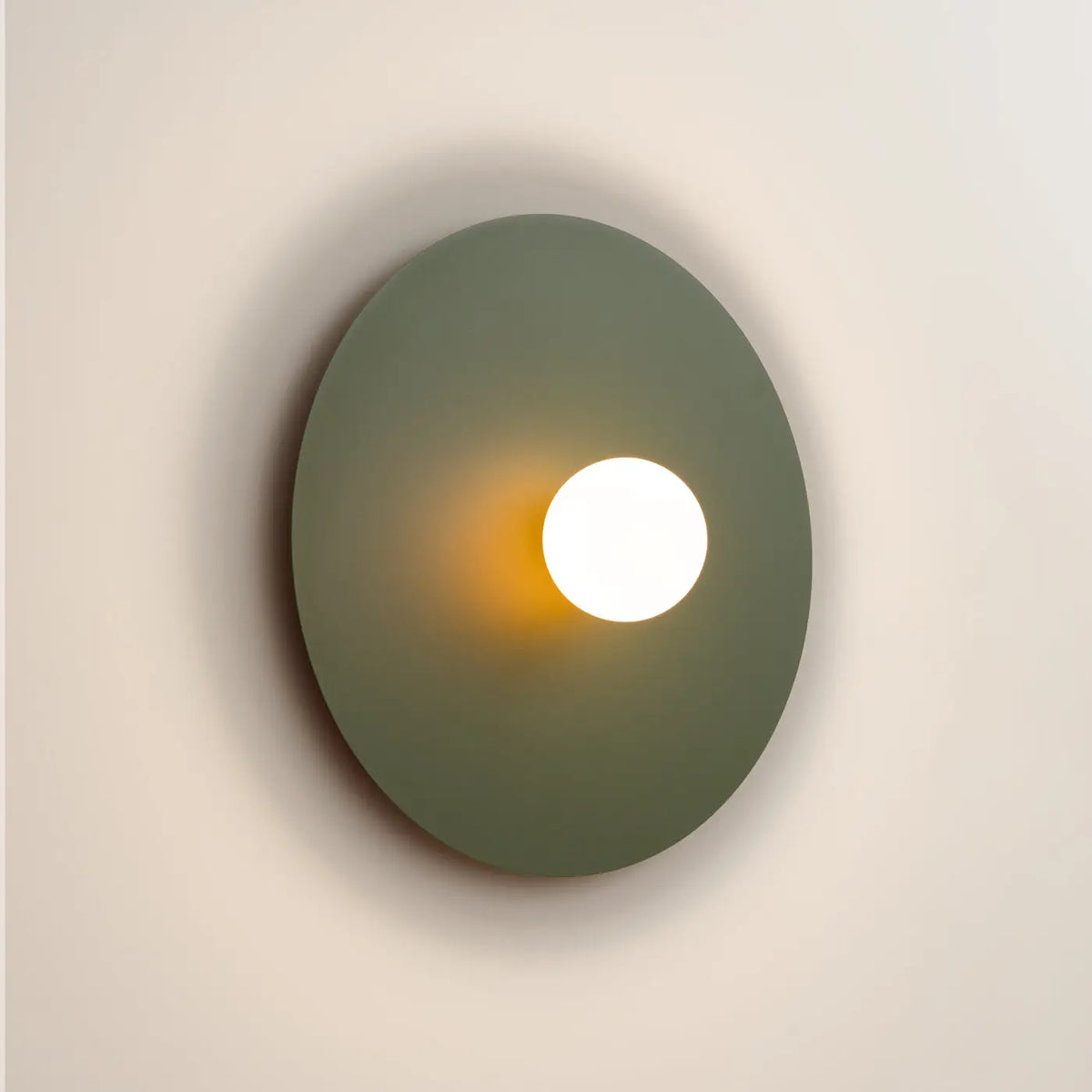 Applique murale grand disque en acier et globe opale, 50 cm