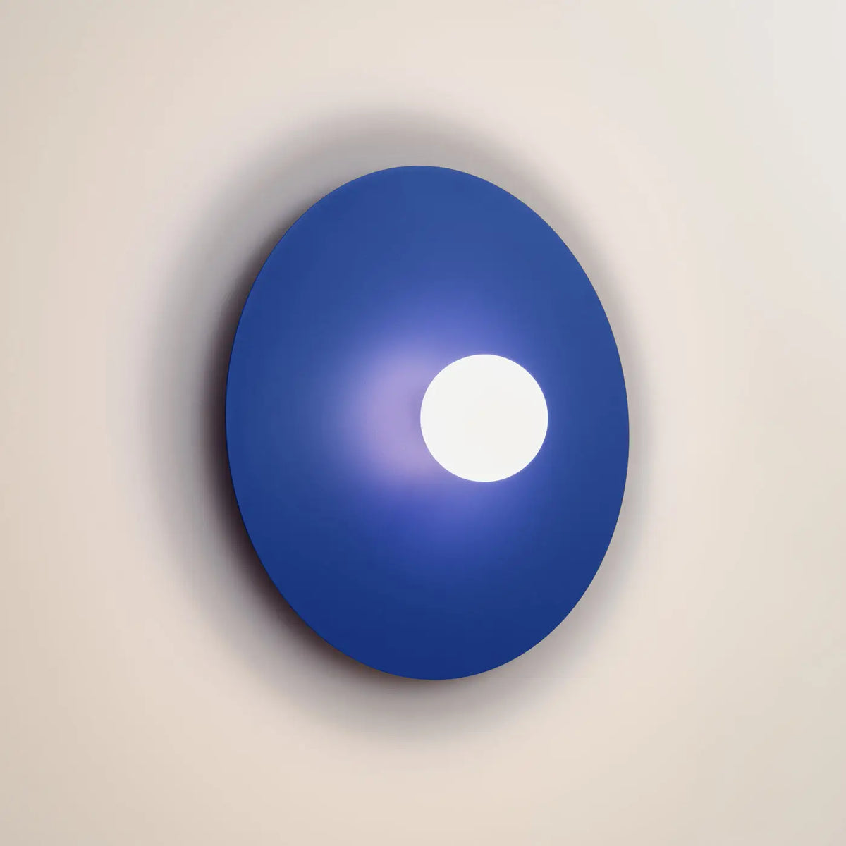 Applique murale grand disque en acier et globe opale, 50 cm