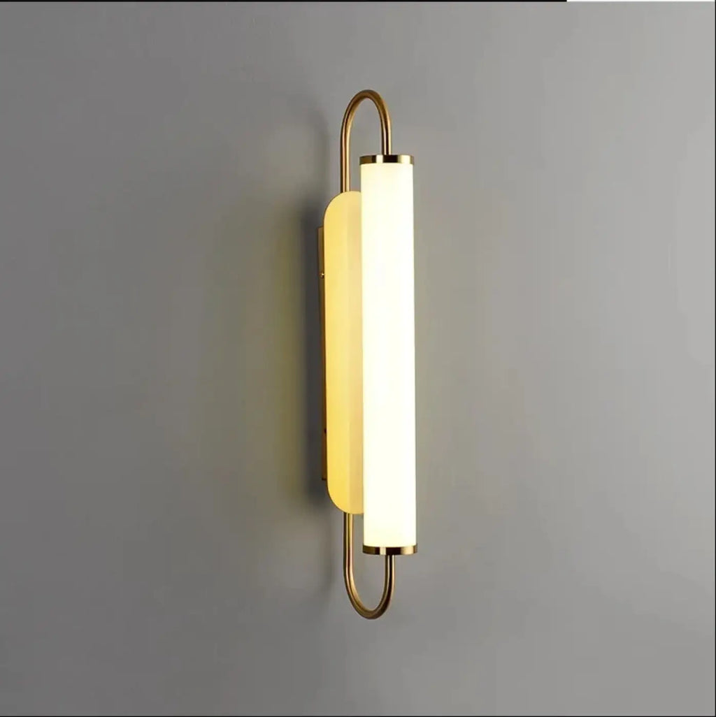 Applique murale dorée à long tube blanc, au-dessus du lit