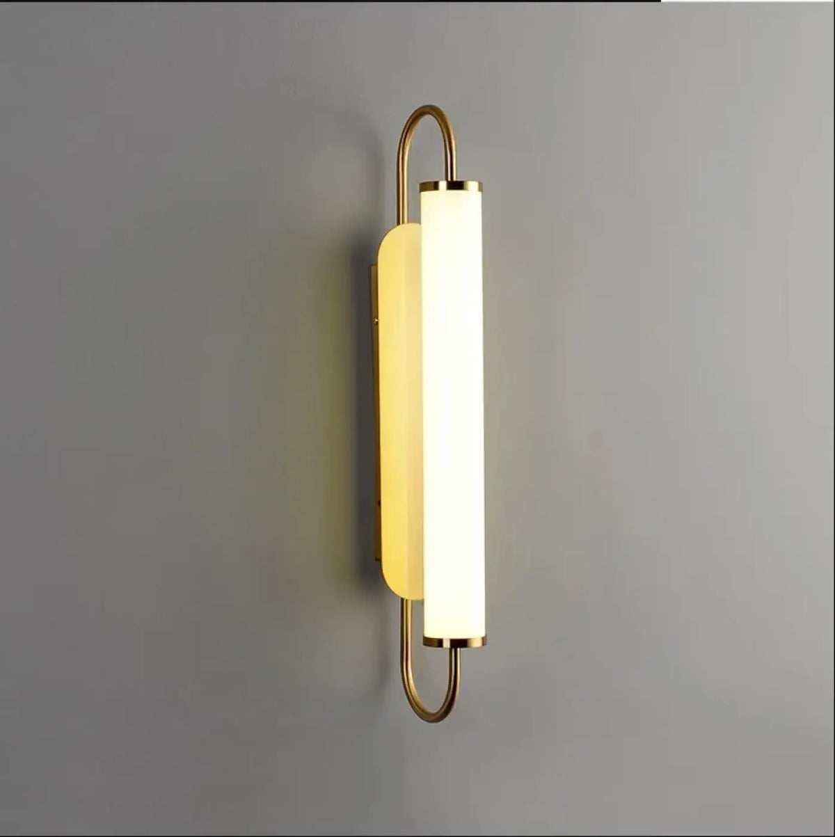 Applique murale dorée à long tube blanc, au-dessus du lit