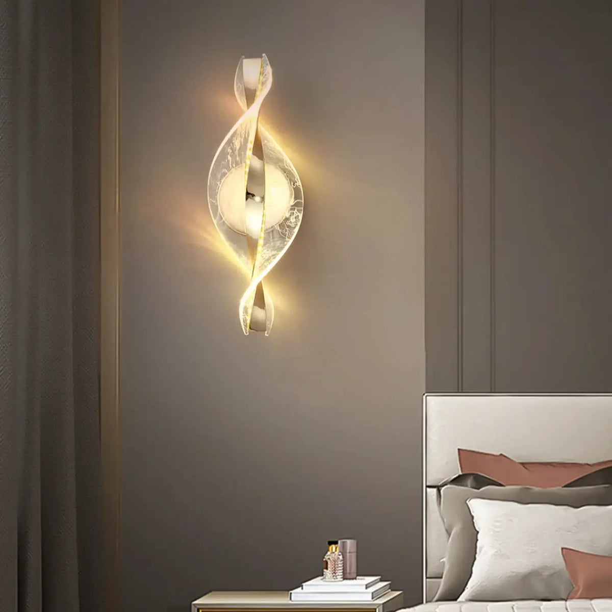 Applique murale dorée en forme de goutte torsadée