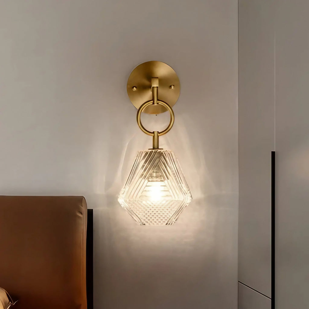 Applique murale dorée avec lampe suspendue à une chaînette