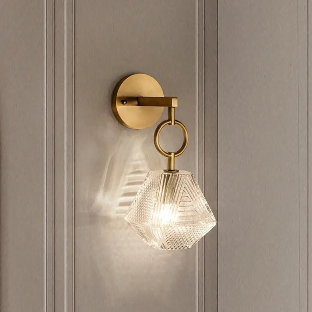 Applique murale dorée avec lampe suspendue à une chaînette