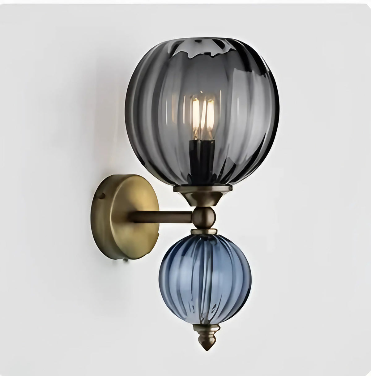 Applique murale à deux globes en verre teinté et laiton