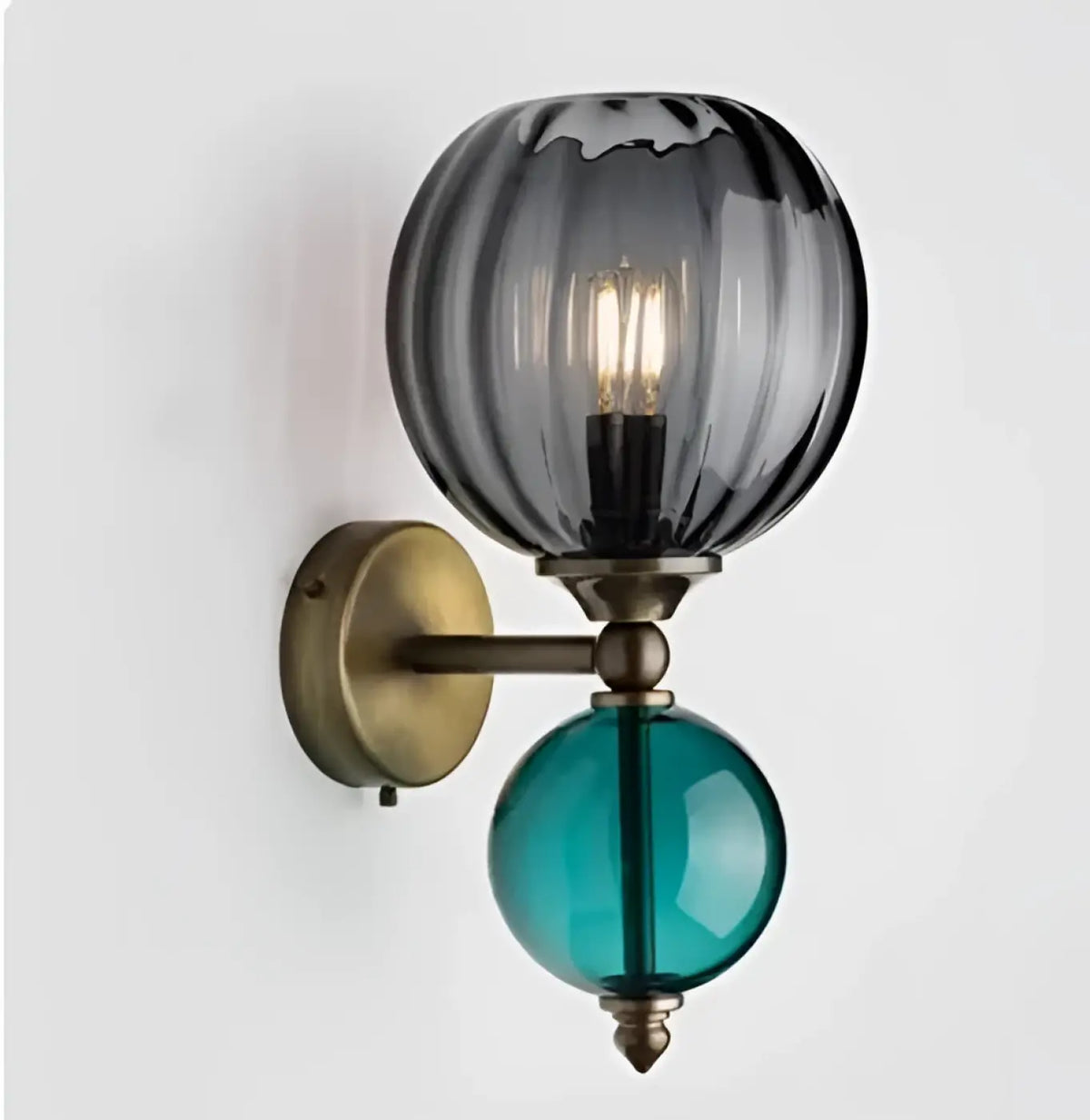 Applique murale à deux globes en verre teinté et laiton