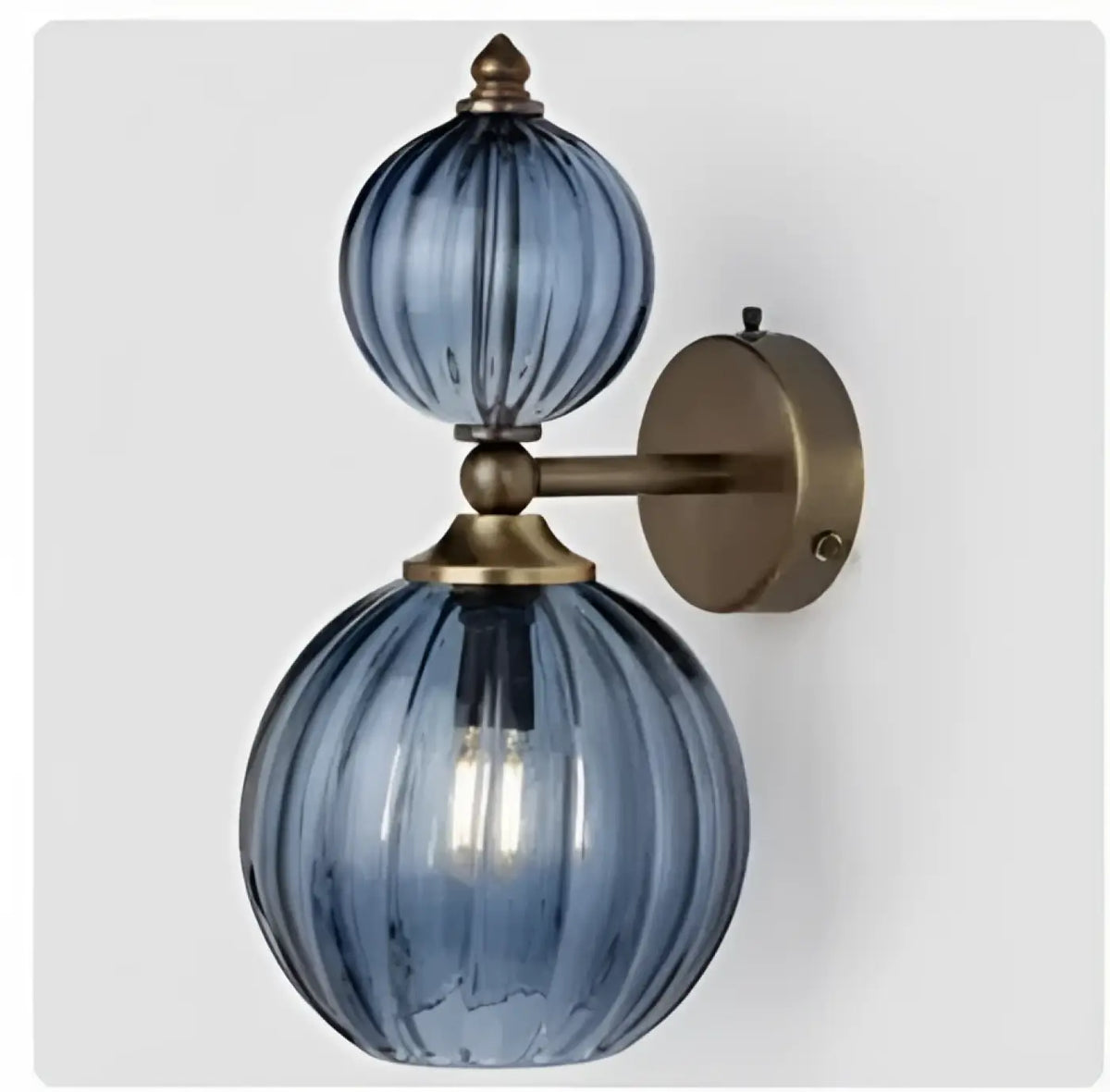 Applique murale à deux globes en verre teinté et laiton
