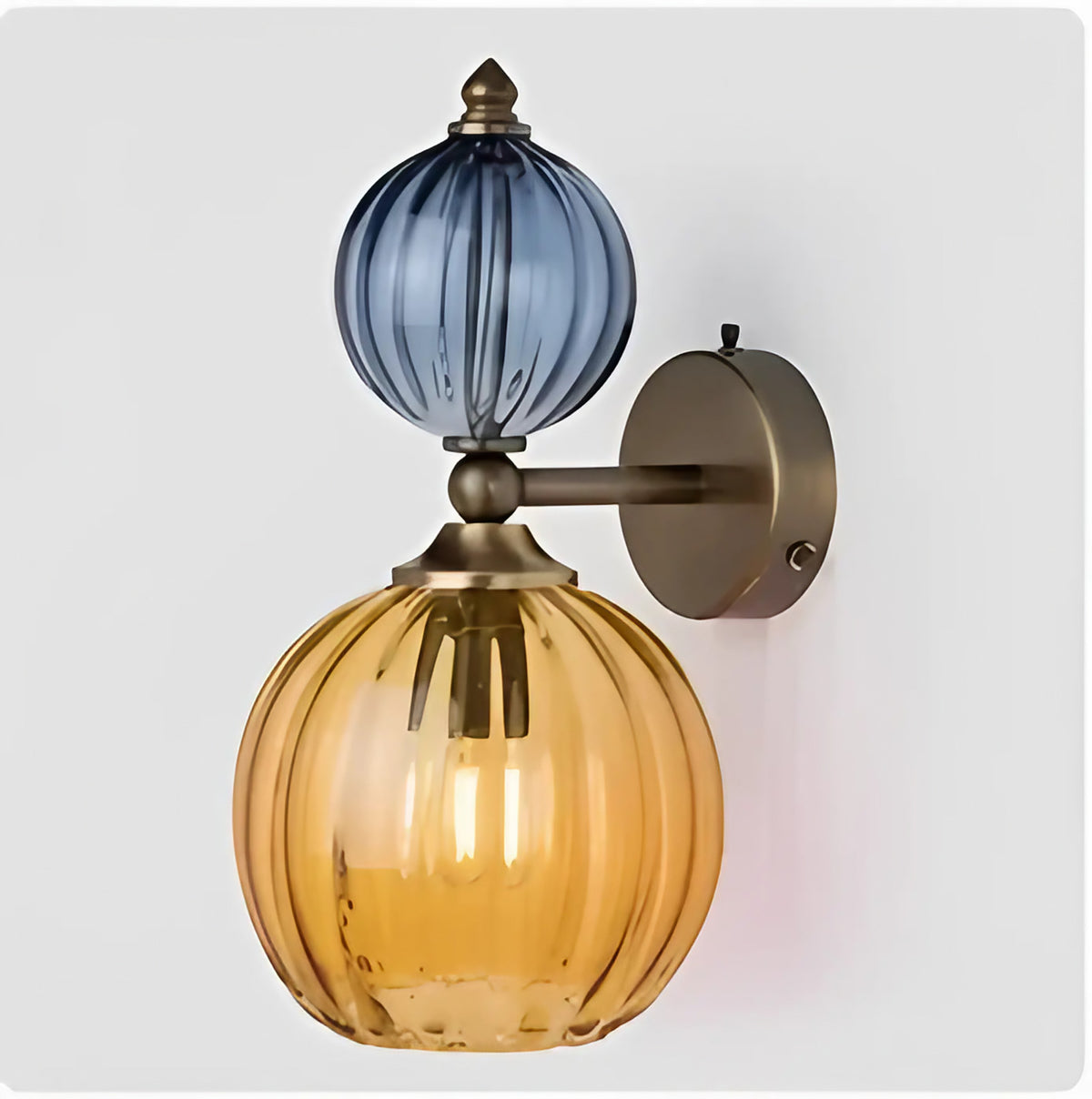 Applique murale à deux globes en verre teinté et laiton