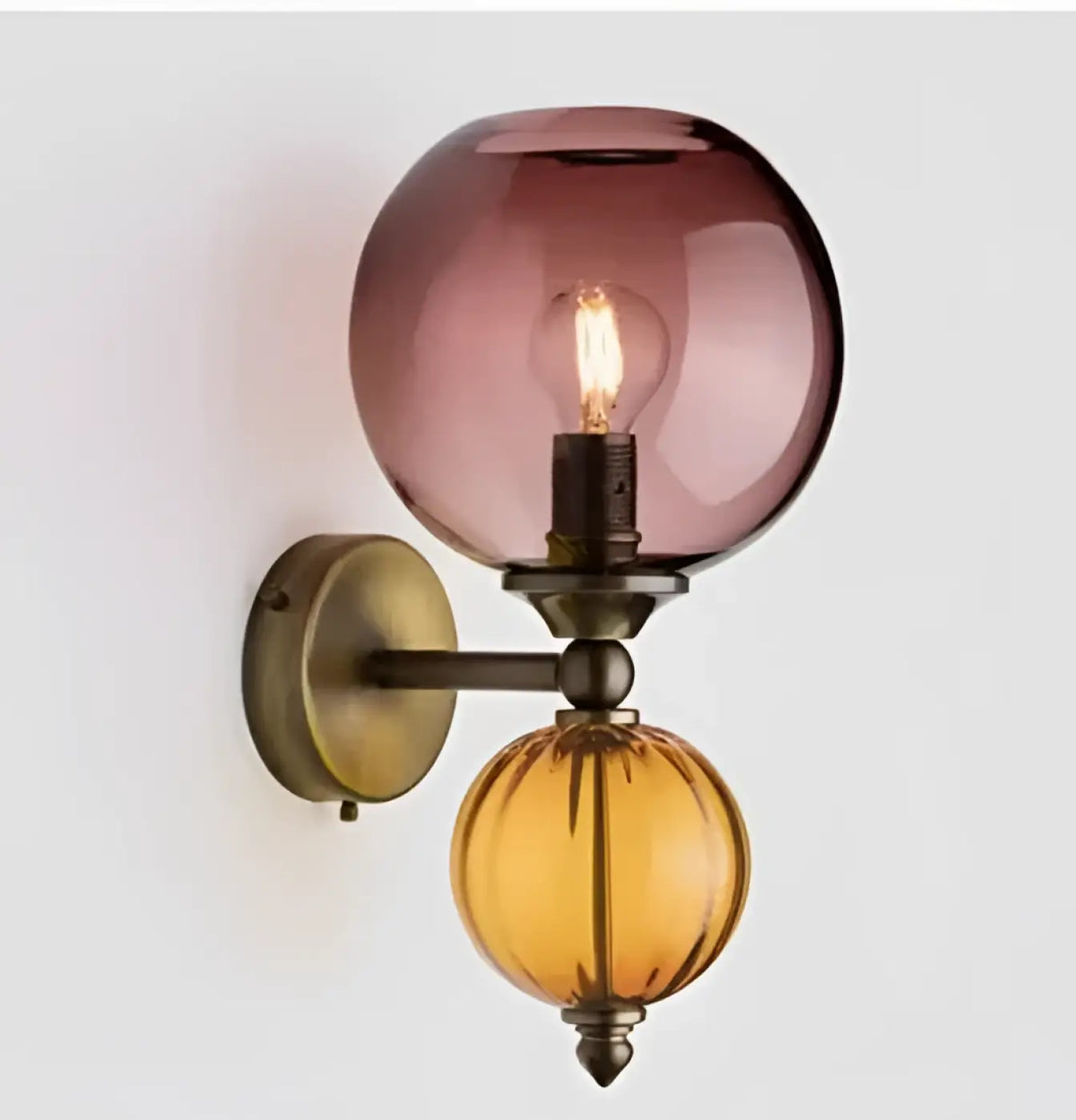 Applique murale à deux globes en verre teinté et laiton
