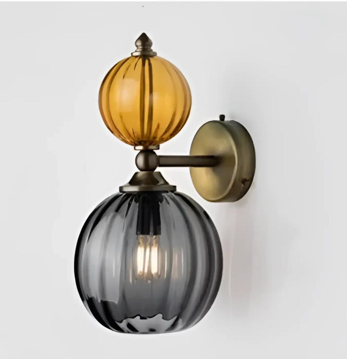 Applique murale à deux globes en verre teinté et laiton