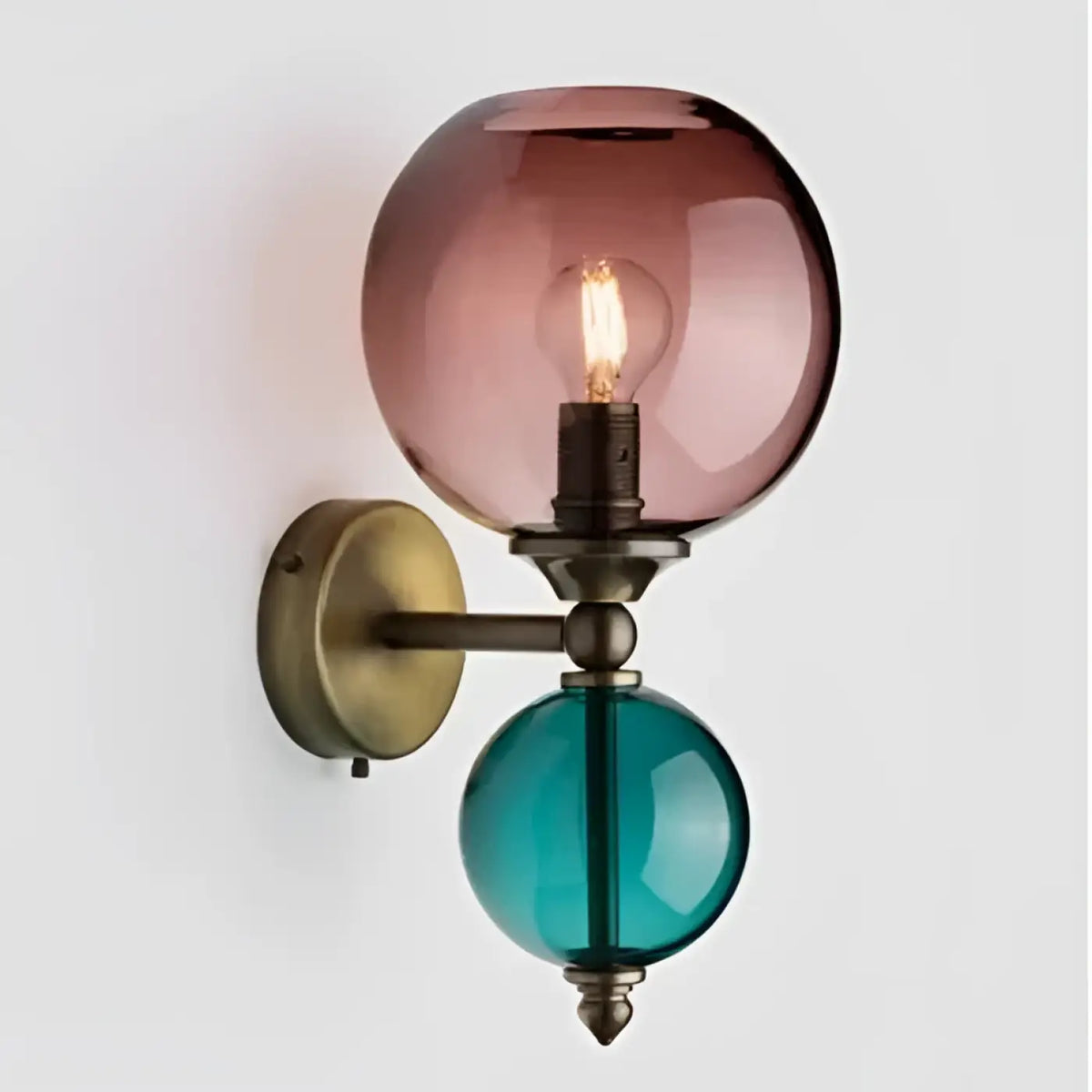 Applique murale à deux globes en verre teinté et laiton