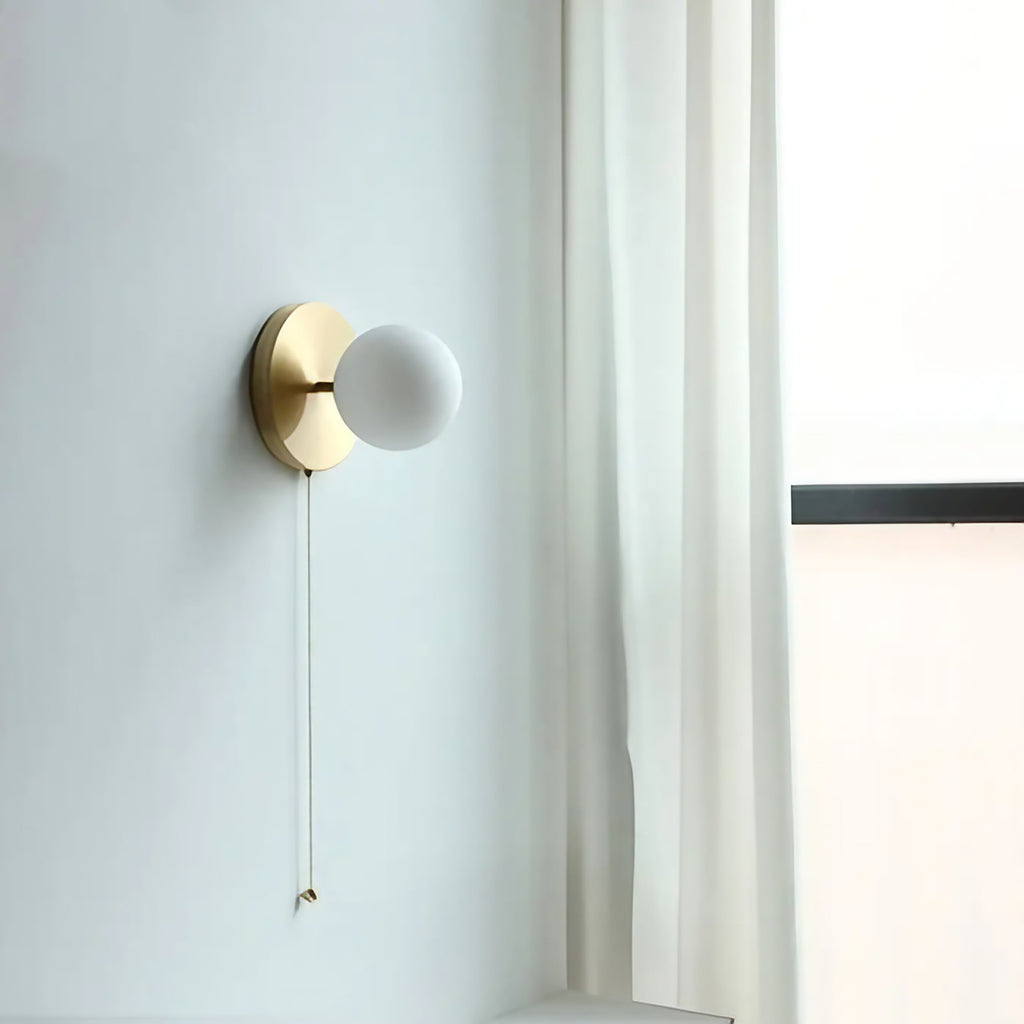 Applique murale en bois avec globe en verre blanc