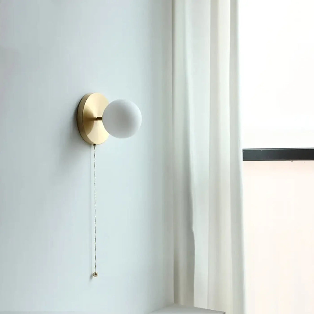 Applique murale en bois avec globe en verre blanc