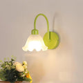 Luminaire fleur blanche aux pétales ondulés, style floral