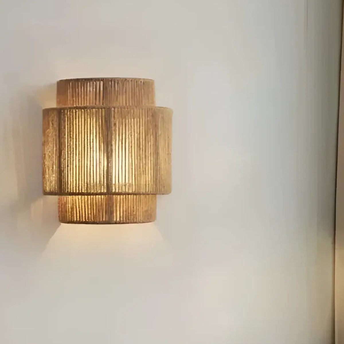 Applique murale en rotin, lumière filtrée et esprit bohème