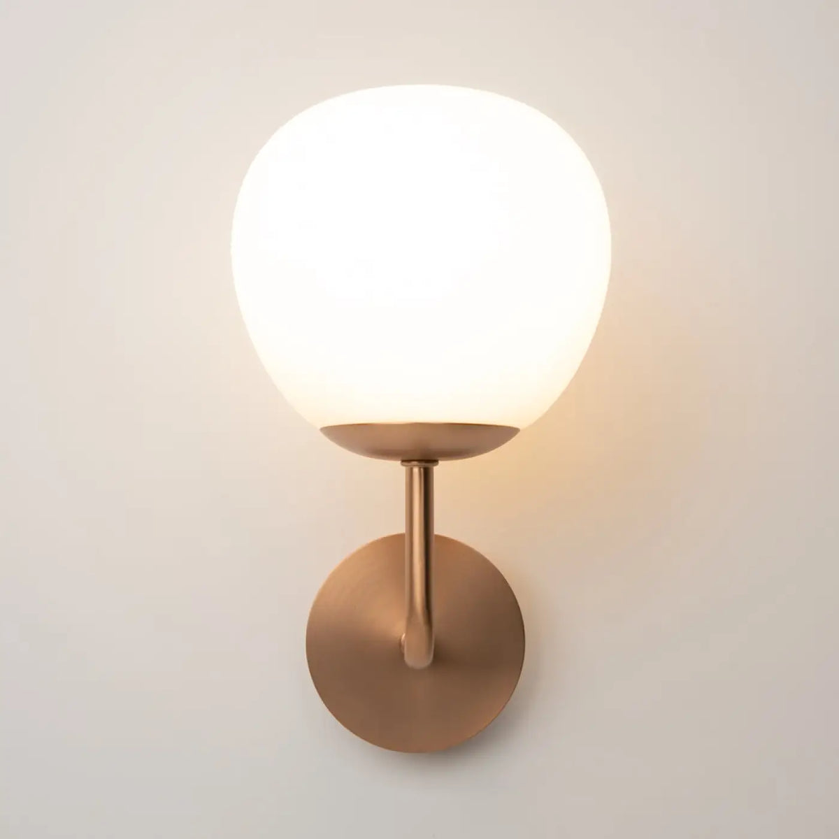 Applique murale globe en verre opalin, simple ou double, cuivre