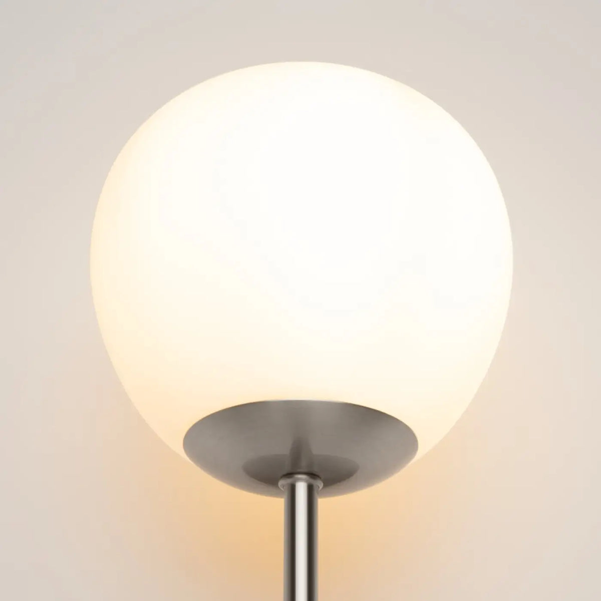 Applique murale globe en verre opalin, simple ou double
