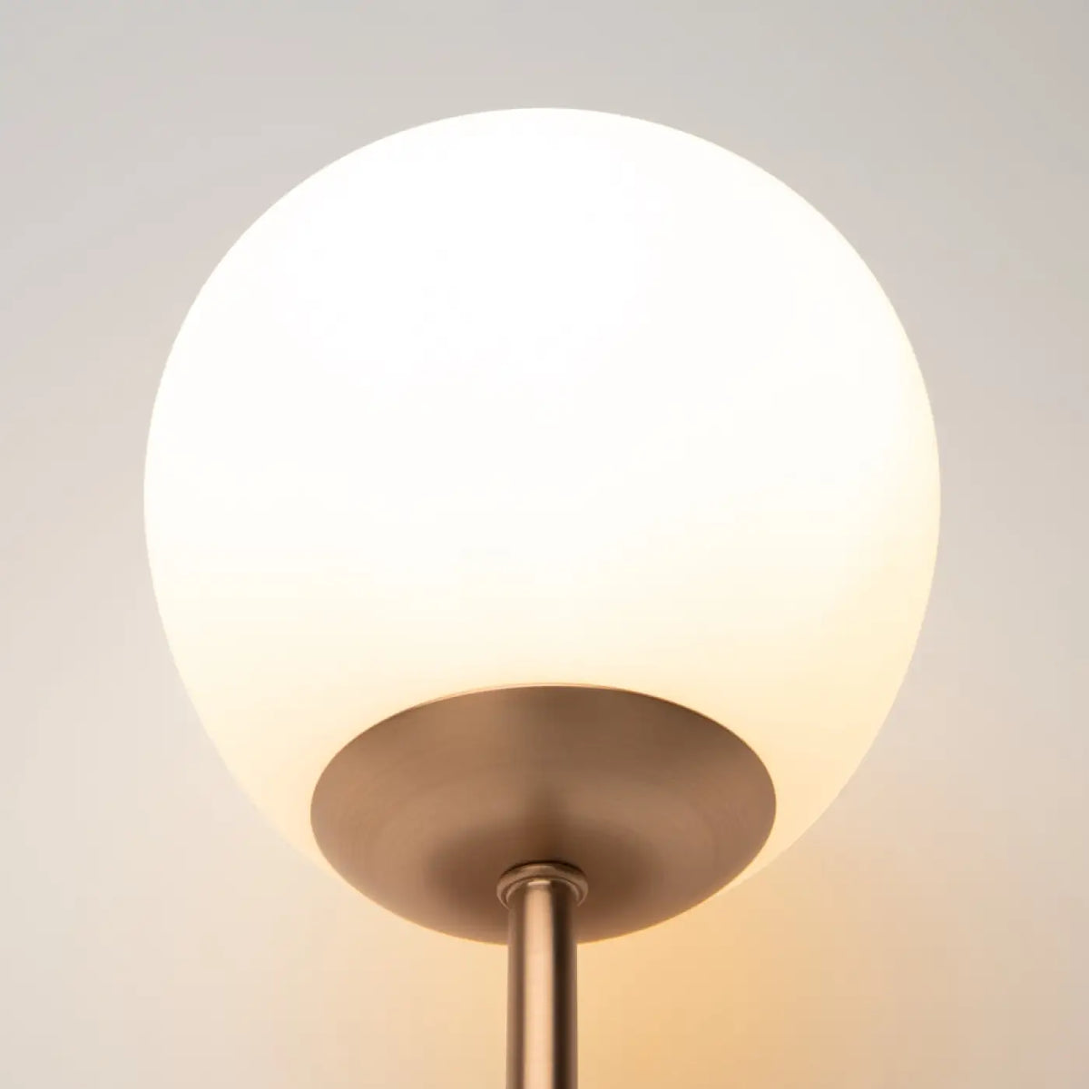 Applique murale globe en verre opalin, simple ou double