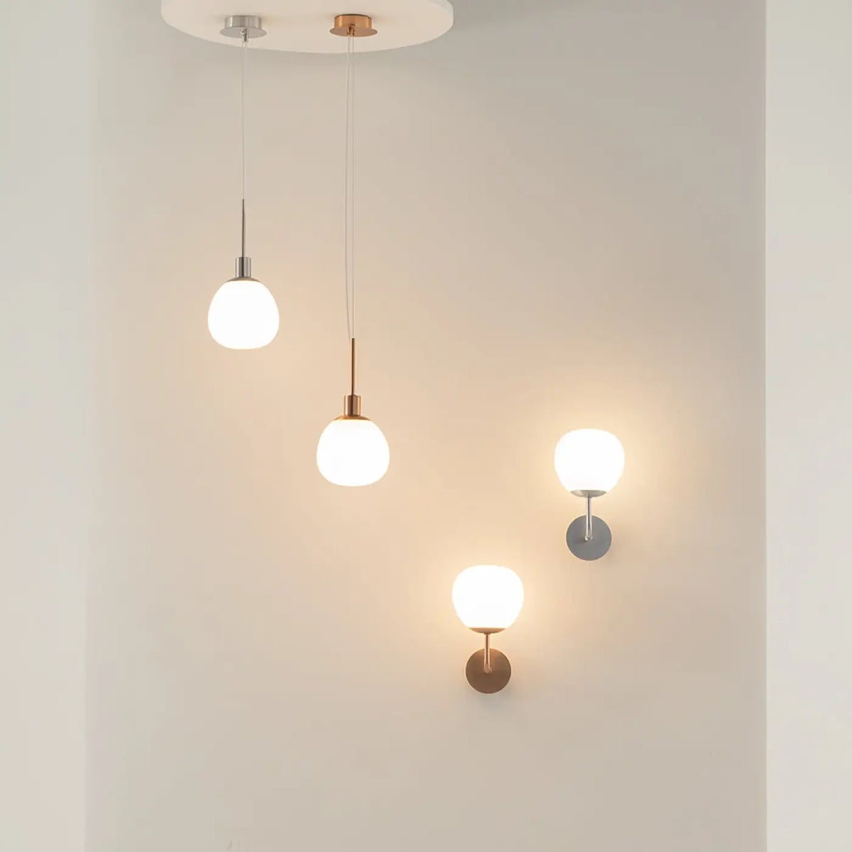 Applique murale globe en verre opalin, simple ou double