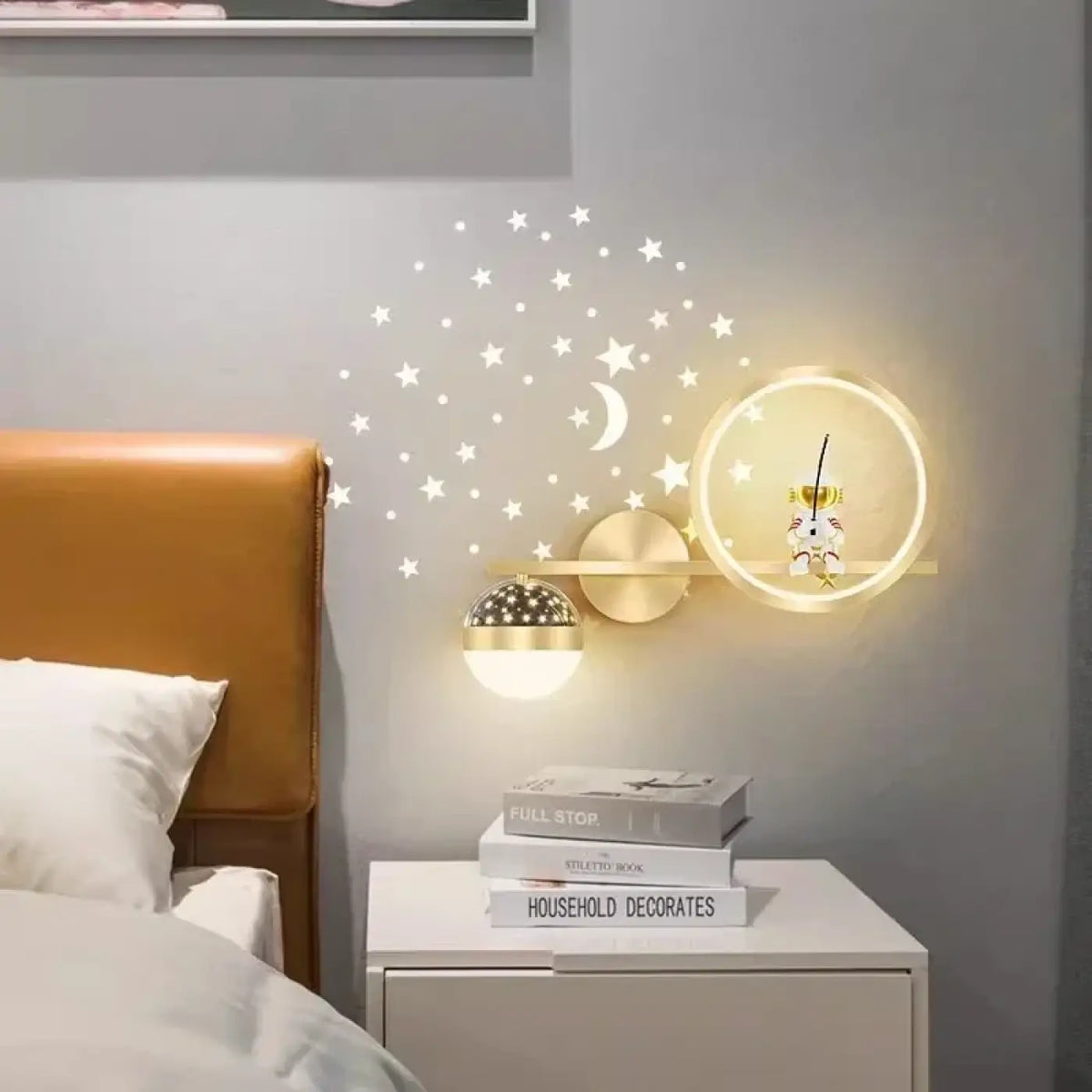 Applique murale étoilée avec petit astronaute, trois coloris, doré
