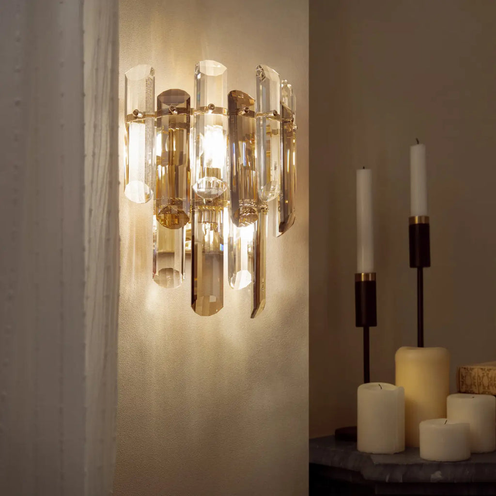 Applique murale à verres fumés sur monture dorée, deux lumières