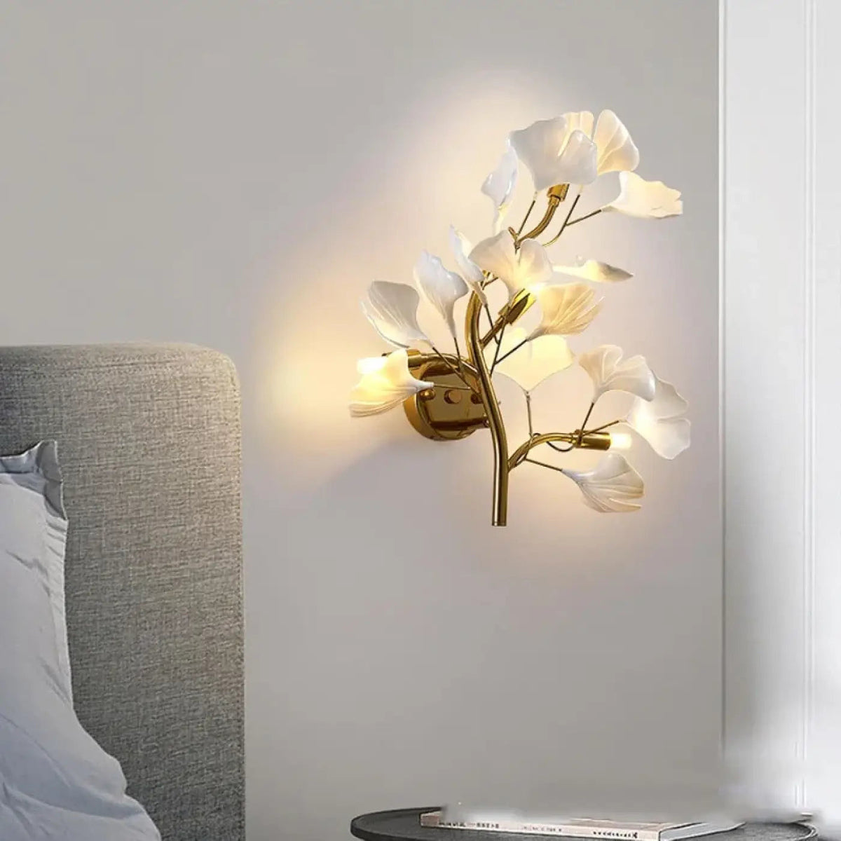 Applique fleur à pétale blanc sur support doré