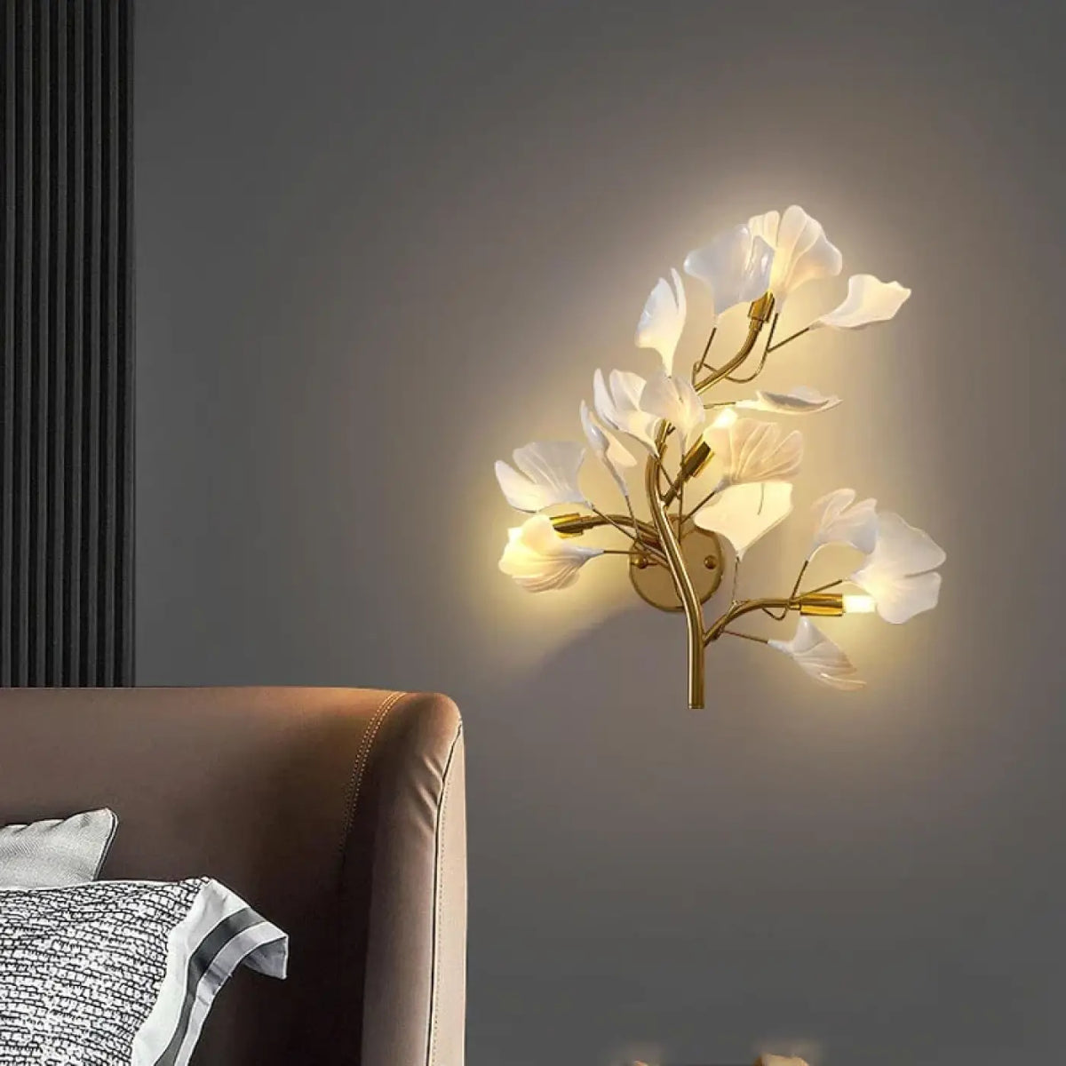 Applique fleur à pétale blanc sur support doré