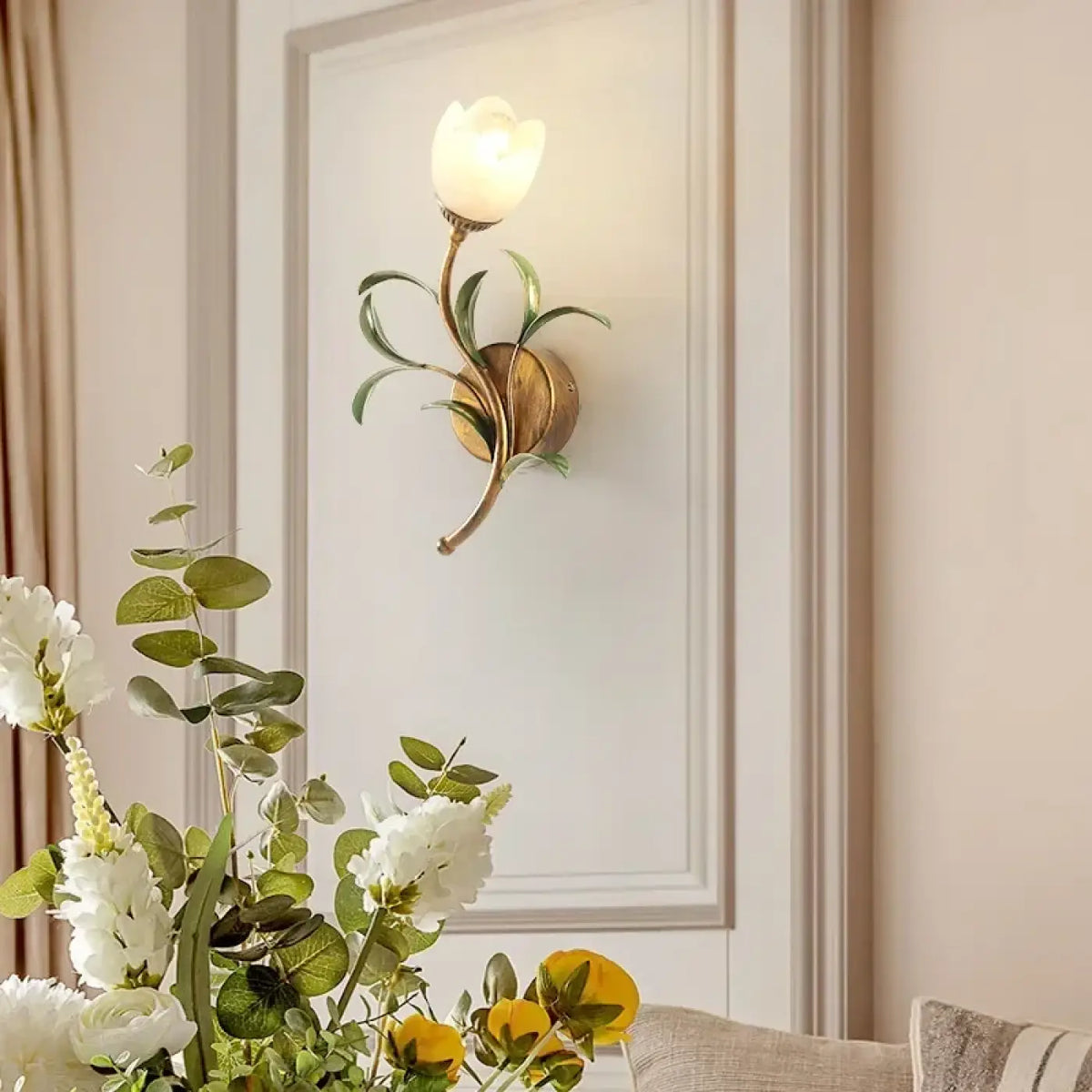 Applique murale fleur dorée avec globe en verre blanc
