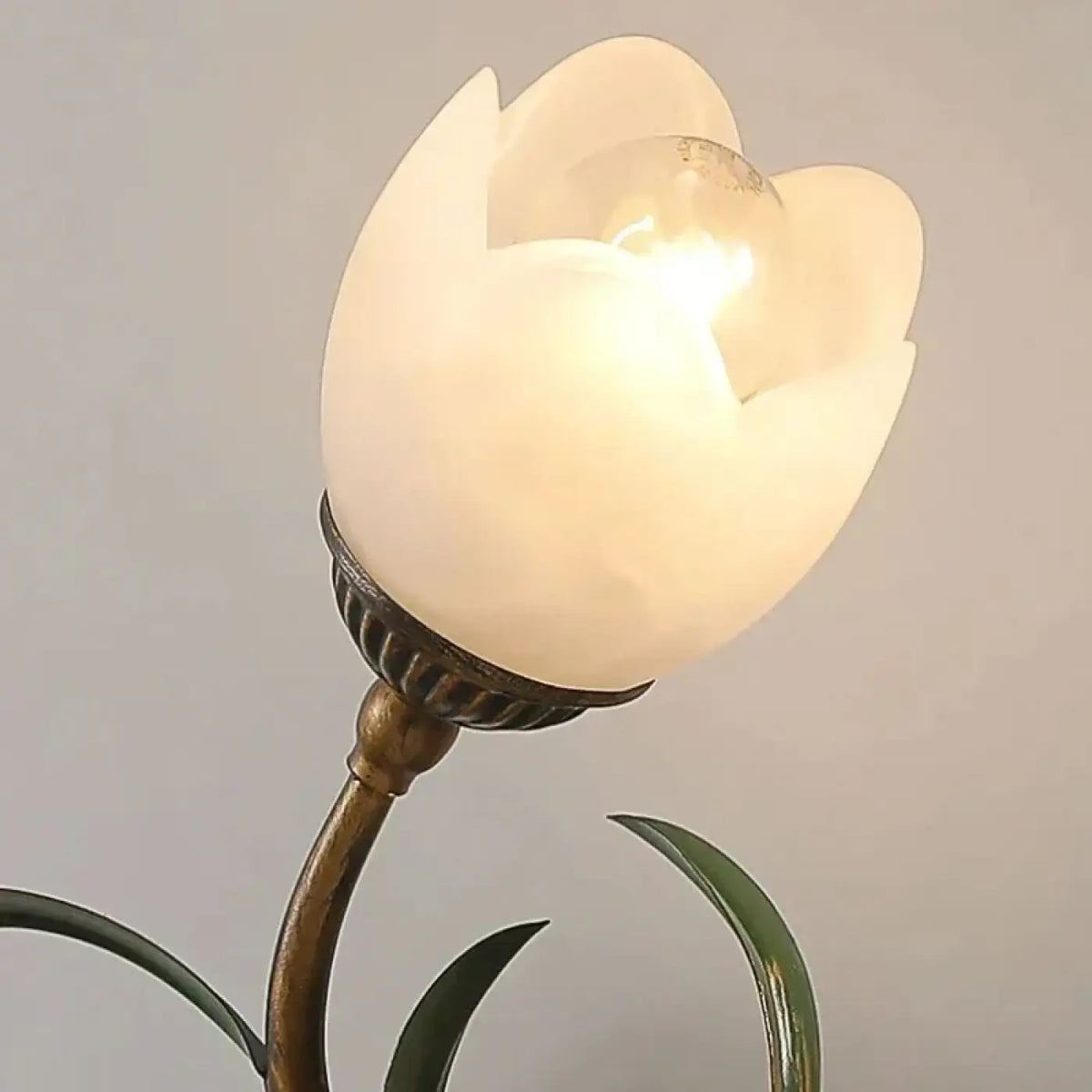 Applique murale fleur dorée avec globe en verre blanc