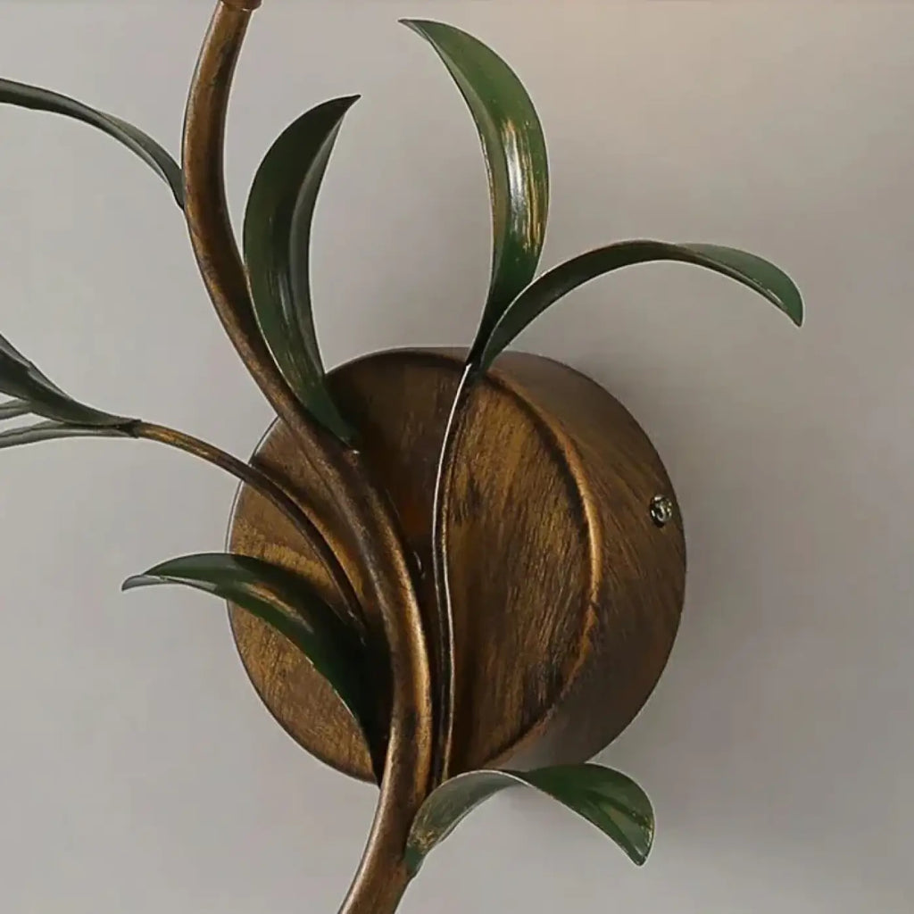 Applique murale fleur dorée avec globe en verre blanc