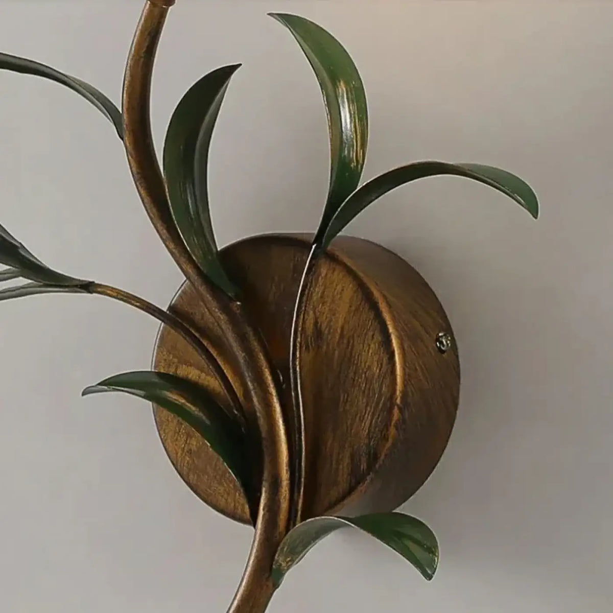Applique murale fleur dorée avec globe en verre blanc