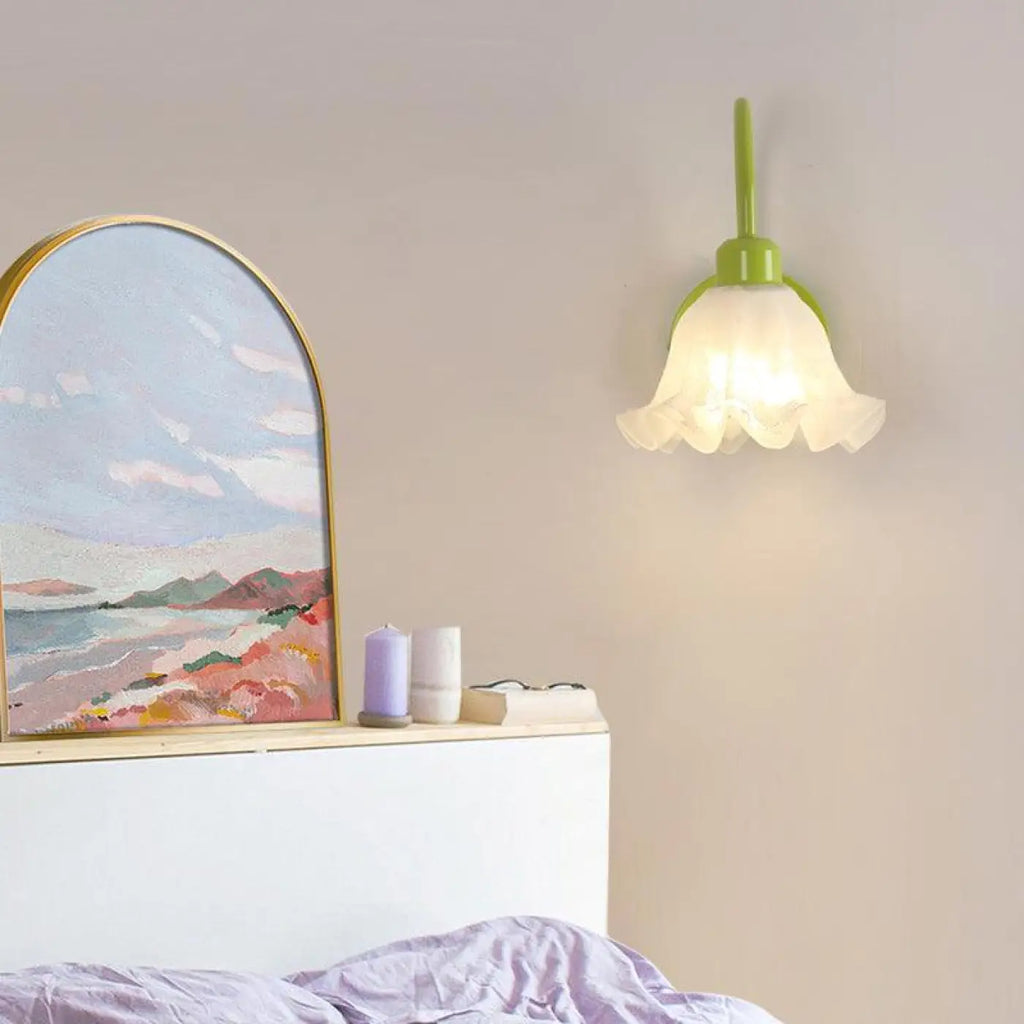 Luminaire fleur blanche aux pétales ondulés, style floral