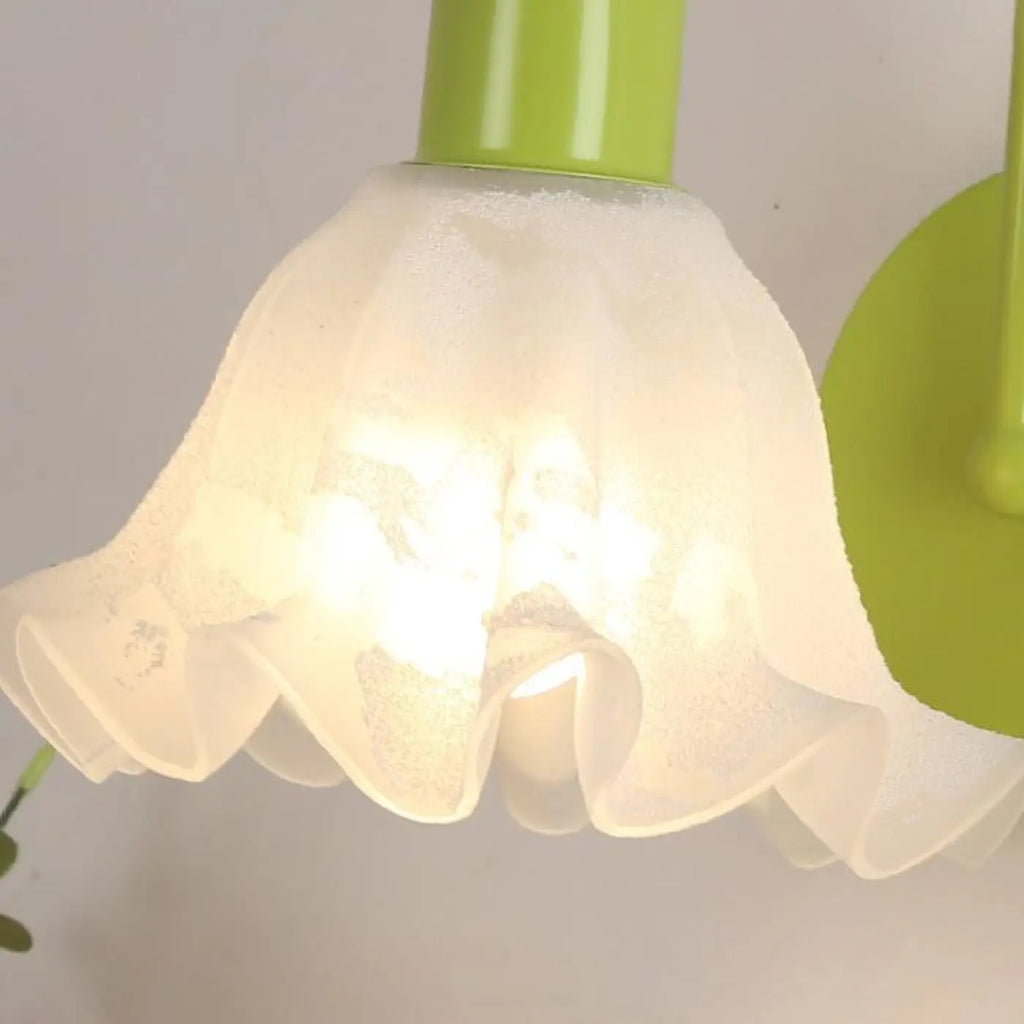 Luminaire fleur blanche aux pétales ondulés, style floral